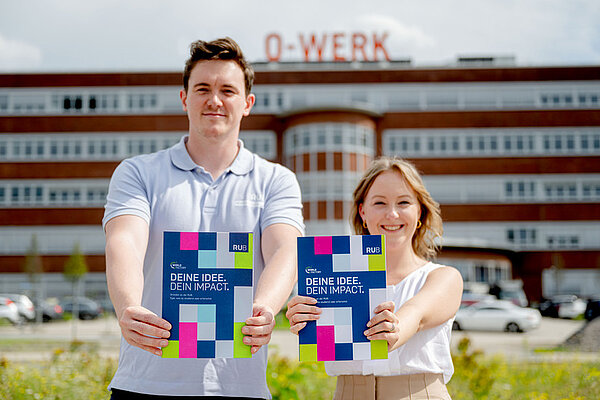 Florian Krohm und Michelle Twardzik halten vor dem O-Werk den WSC-Guide hoch.