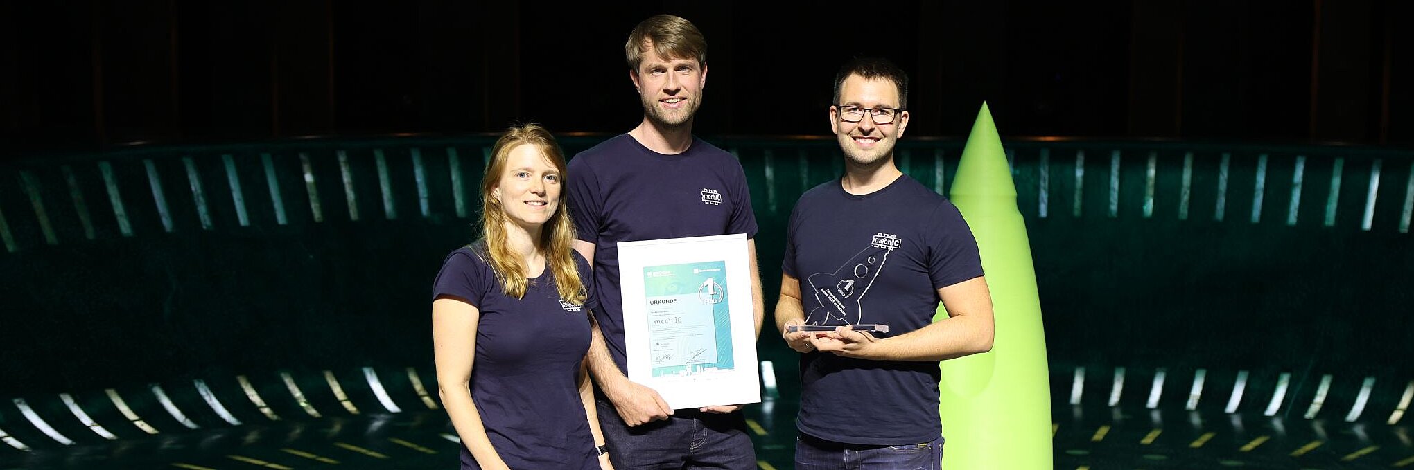 Start-up mechIC gewinnt 25.000 Euro Lisa Schmitt, Steffen Wittemeier und Philip Schmitt (rechts) vom Start-up-Team mechIC bei der Preisverleihung in der Bochumer Starlight-Express-Halle.