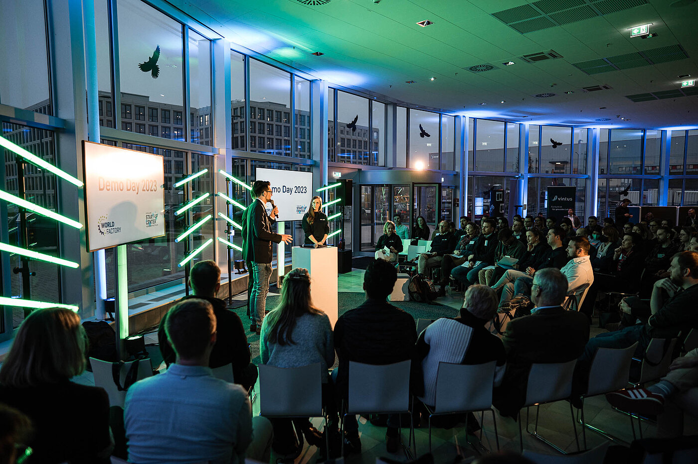 [Translate to English:] Start-up on stage pitching at the first WSC Demo Day.