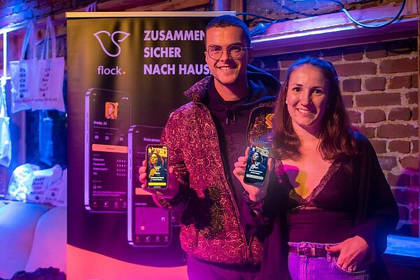 Julien Caselmann und Svenja Schilling von Flock.
