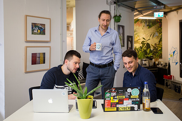 Das Gründerteam von Who Moves im Büro.