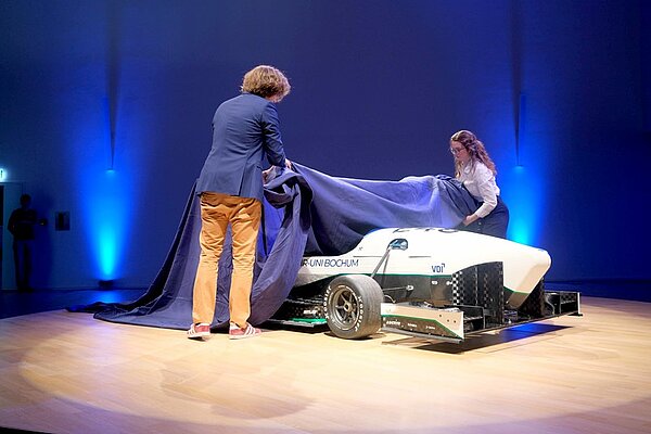 Die beiden Teamleiter Niklas Würtz und Juana Boventer bei der Präsentation des neuen Rennwagens für die Saison 2023/24.