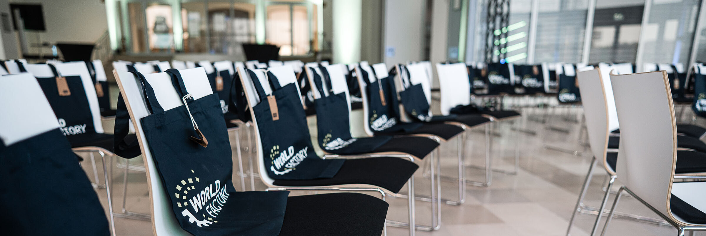 Entrepreneurship Education an der Ruhr-Universität Bochum Vorbereiteter Raum mit Stuhlreihen für ein Gründungsseminar.