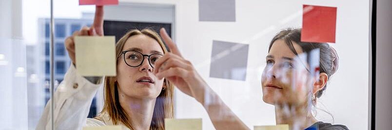 Zwei Entrepreneur*innen arbeiten gemeinsam an einem Projekt