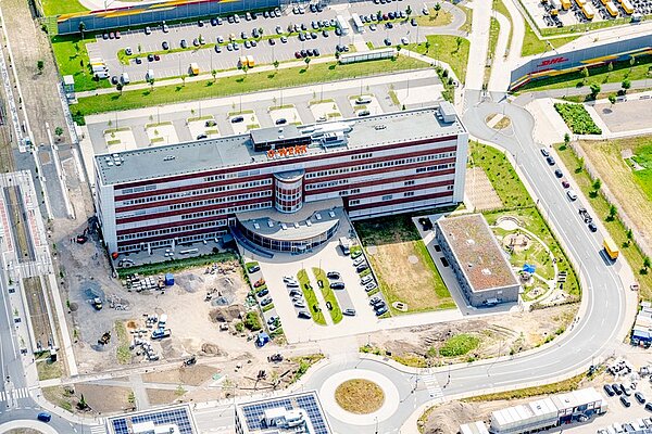 Das ehemalige Opel-Verwaltungsgebäude bildet als modernisiertes O-Werk das Herzstück des neuen Technologie- und Innovationszentrums.