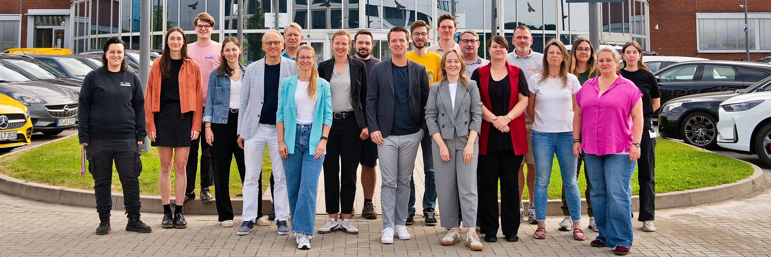 Kontakt WORLDFACTORY Das Team der WORLDFACTORY vor der RUB