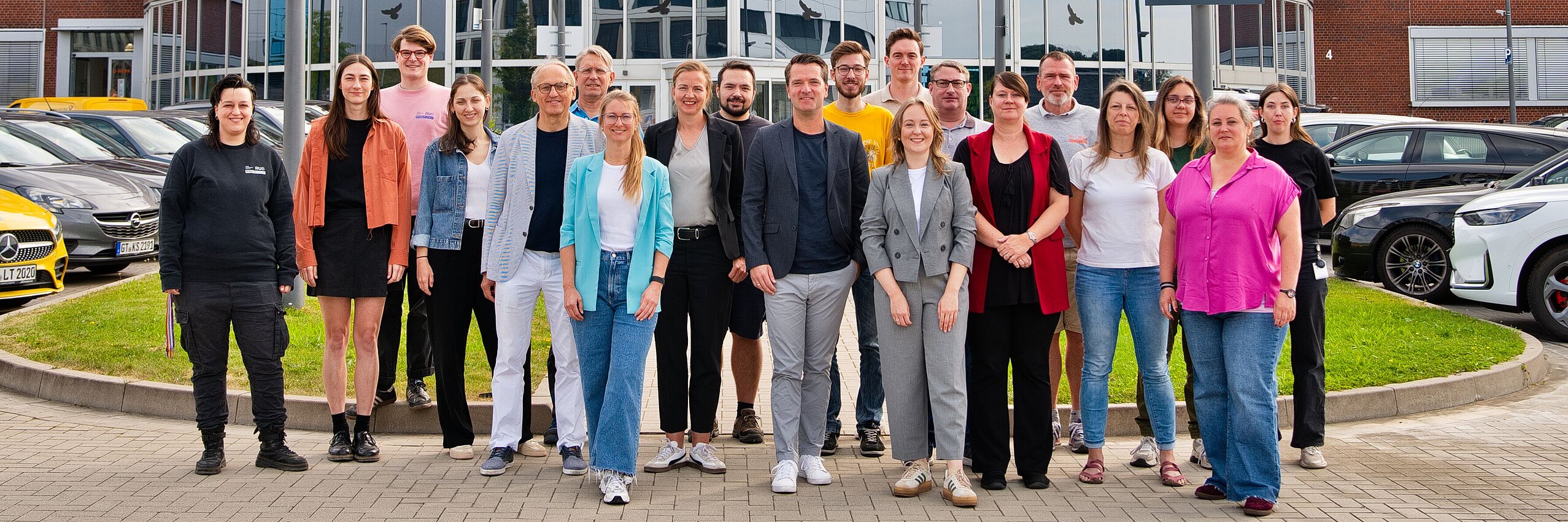 Das Team der WORLDFACTORY vor dem O-Werk