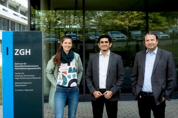 Group picture in front of the research building ZGH: Tina Boes, Chinmay Khare and Alfred Ludwig