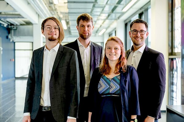 Ergänzen sich mit ihrem Wissen: Henning Mays, Steffen Wittemeier, Lisa Schmitt und Philip Schmitt (von links nach rechts).