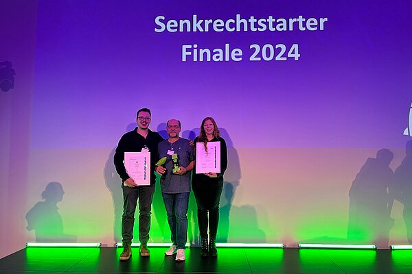 Das Team von Flieger Artenschutz mit Vanessa Flieger (rechts), Dominik Lempner (links) und László Lempner freut sich über den Sonderpreis für die beste Hochschulausgründung.