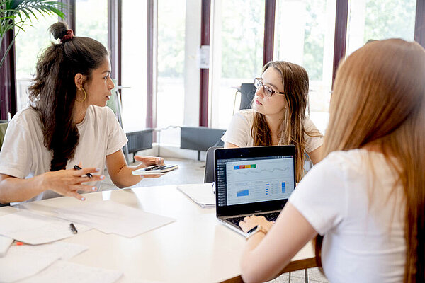 Studentinnen lernen.