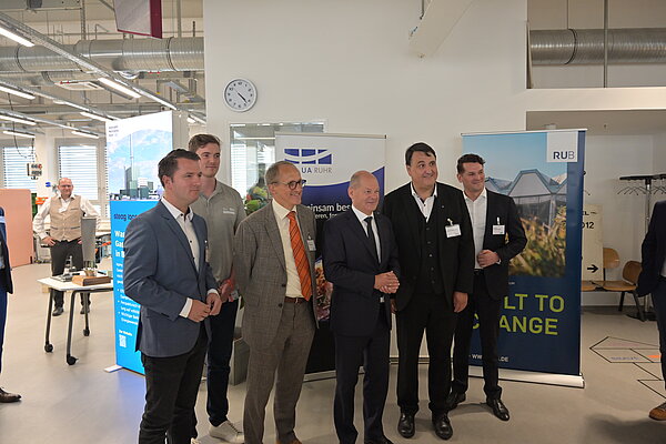 Im Makerspace wird der hochrangige Gast begrüßt von Forschungsprorektor Prof. Dr. Günther Meschke (Dritter von links) und Marc Seelbach, geschäftsführender Direktor der WORLDFACTORY (links).