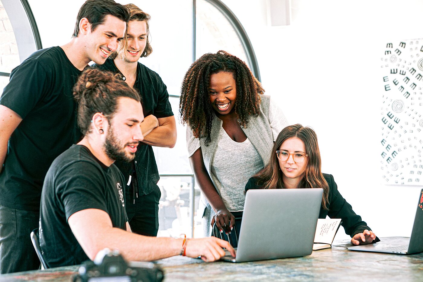 Teamwork Gruppe von Menschen arbeitet gemeinsam an einem Laptop