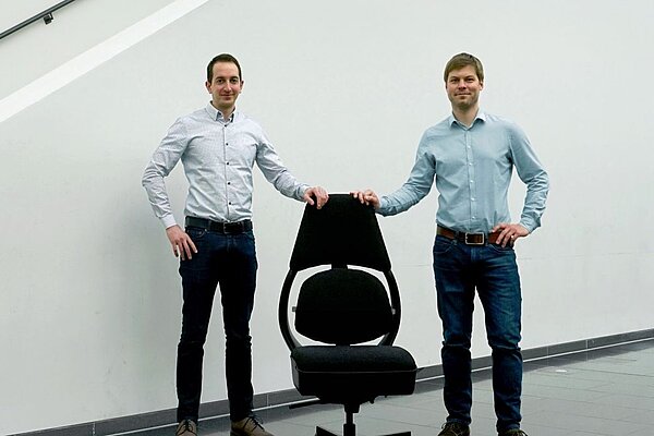 De beiden Gründer von Vintus präsentieren ihren innovativen Bürostuhl