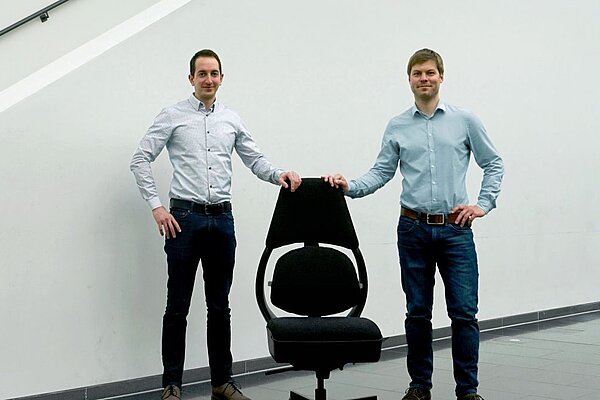 De beiden Gründer von Vintus präsentieren ihren innovativen Bürostuhl
