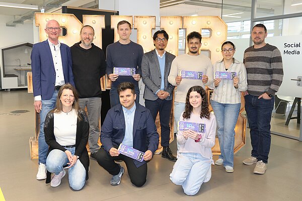 Gruppenfoto im ruhrHUB mit den beiden Gewinnerteams und den Betreuenden