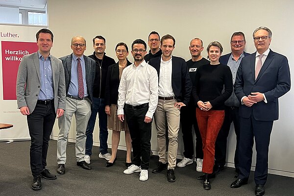 Das Bild zeigt die Rektorin der Universität Duisburg-Essen Frau Prof. Dr. Albert, Prorektor Prof. Dr. Güther Meschke der Ruhr-Universität und Prof. Dr. Gerhard Schembecker der TU Dortmund, Marc Seelbach, Dirk Opalka, sowie Vertreter der Geschäftsführung der BRYCK Startup Alliance Christian Lüdtke, Phillip Herrmann, Ersin Üstün, Phillkipa Könk, Maximilian Schimanski.