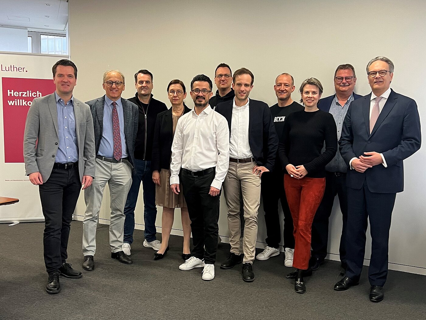 Das Bild zeigt die Rektorin der Universität Duisburg-Essen Frau Prof. Dr. Albert, Prorektor Prof. Dr. Güther Meschke der Ruhr-Universität und Prof. Dr. Gerhard Schembecker der TU Dortmund, Marc Seelbach, Dirk Opalka, sowie Vertreter der Geschäftsführung der BRYCK Startup Alliance Christian Lüdtke, Phillip Herrmann, Ersin Üstün, Phillkipa Könk, Maximilian Schimanski.
