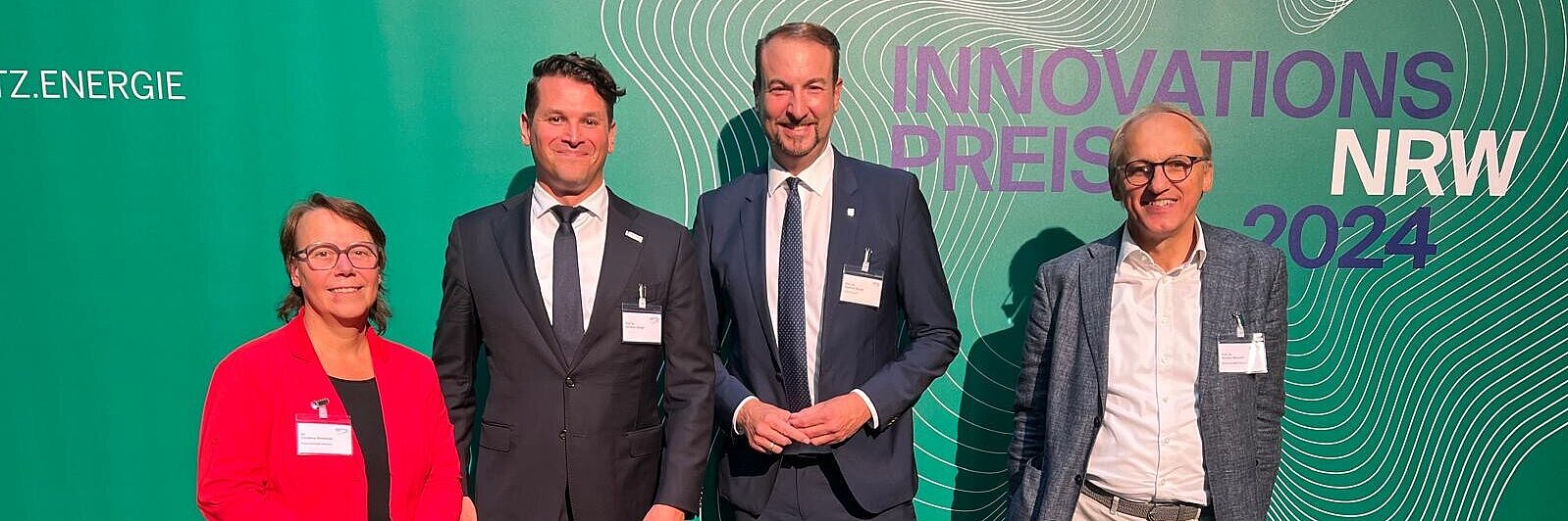 The two award winners Christian Zenger and Manfred Renner (2nd and 3rd from left), next to RUB Chancellor Christina Reinhardt (left) and Günther Meschke, Vice-Rector for Research and Transfer at the Ruhr- University. 