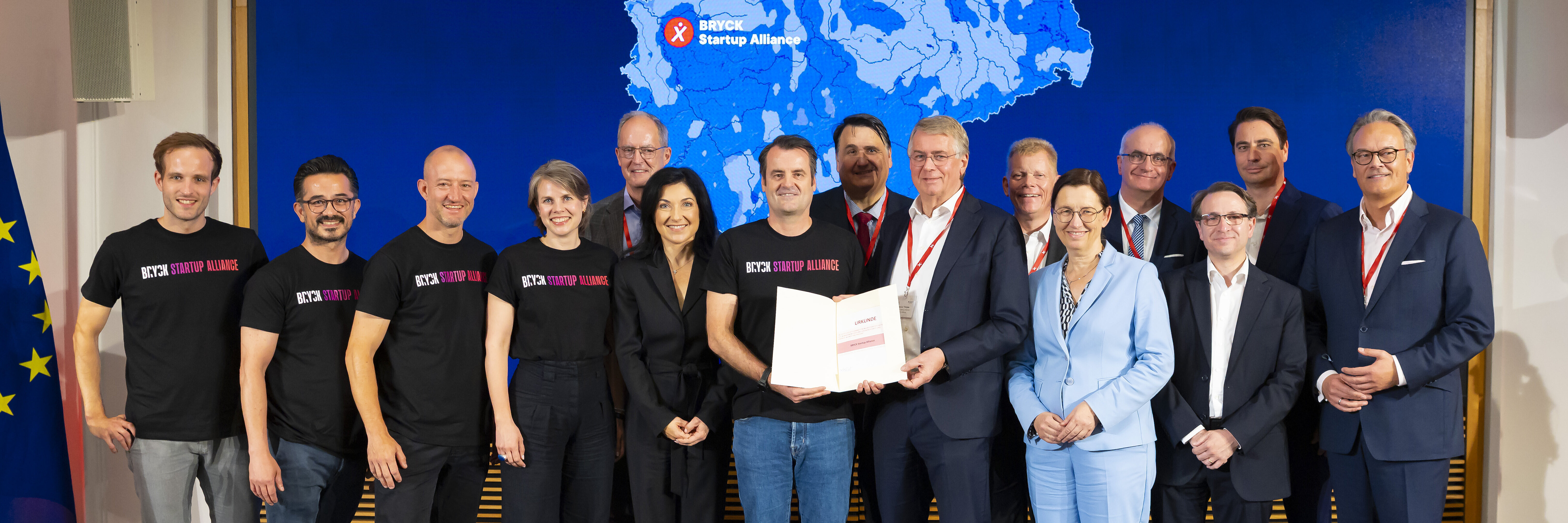 The delegation of the BRYCK consortium, including the rector and the two rectors of the University Alliance Ruhr, with the newly presented award.