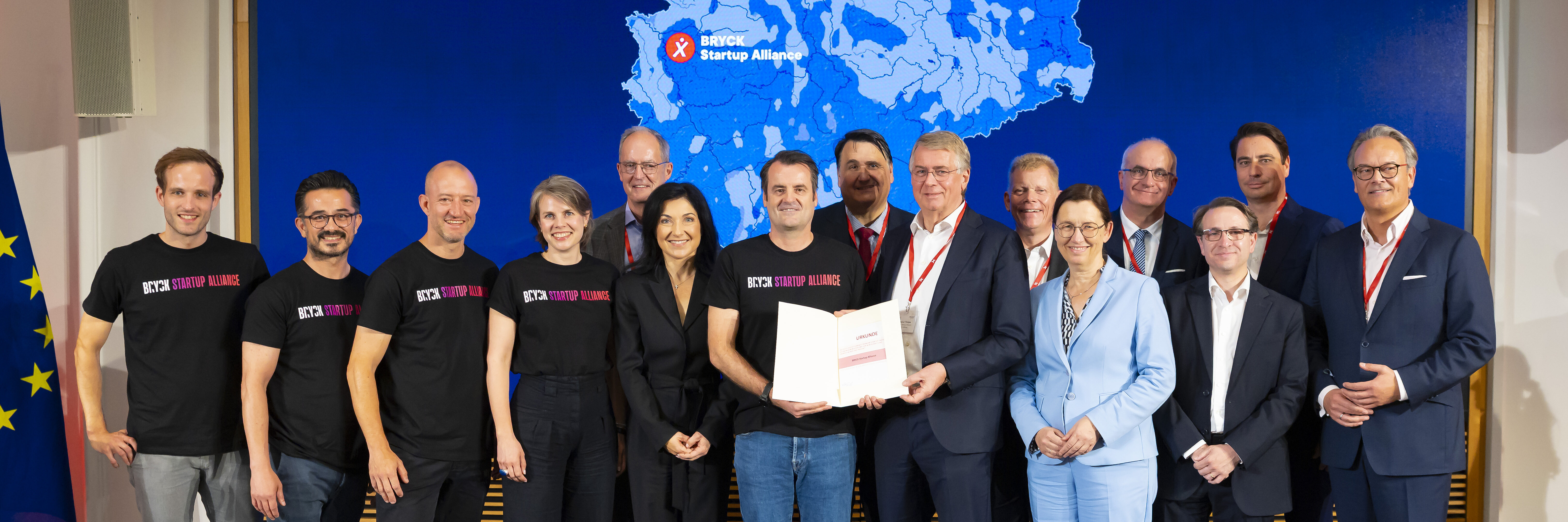 BRYCK Startup Alliance wird Startup Factory Deutschlands Die Delegation des BRYCK-Konsortiums, darunter die Rektorin und die beiden Rektoren der Universitätsallianz Ruhr, mit der frisch überreichten Auszeichnung.