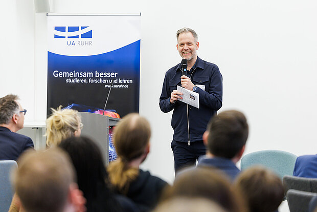 Auftakt Calayst GER Speaker Ein Speaker beim Catalyst GER Auftakt