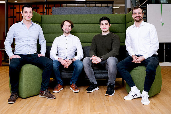 Das Team des Start-ups utilacy sitzt auf einer Couch.