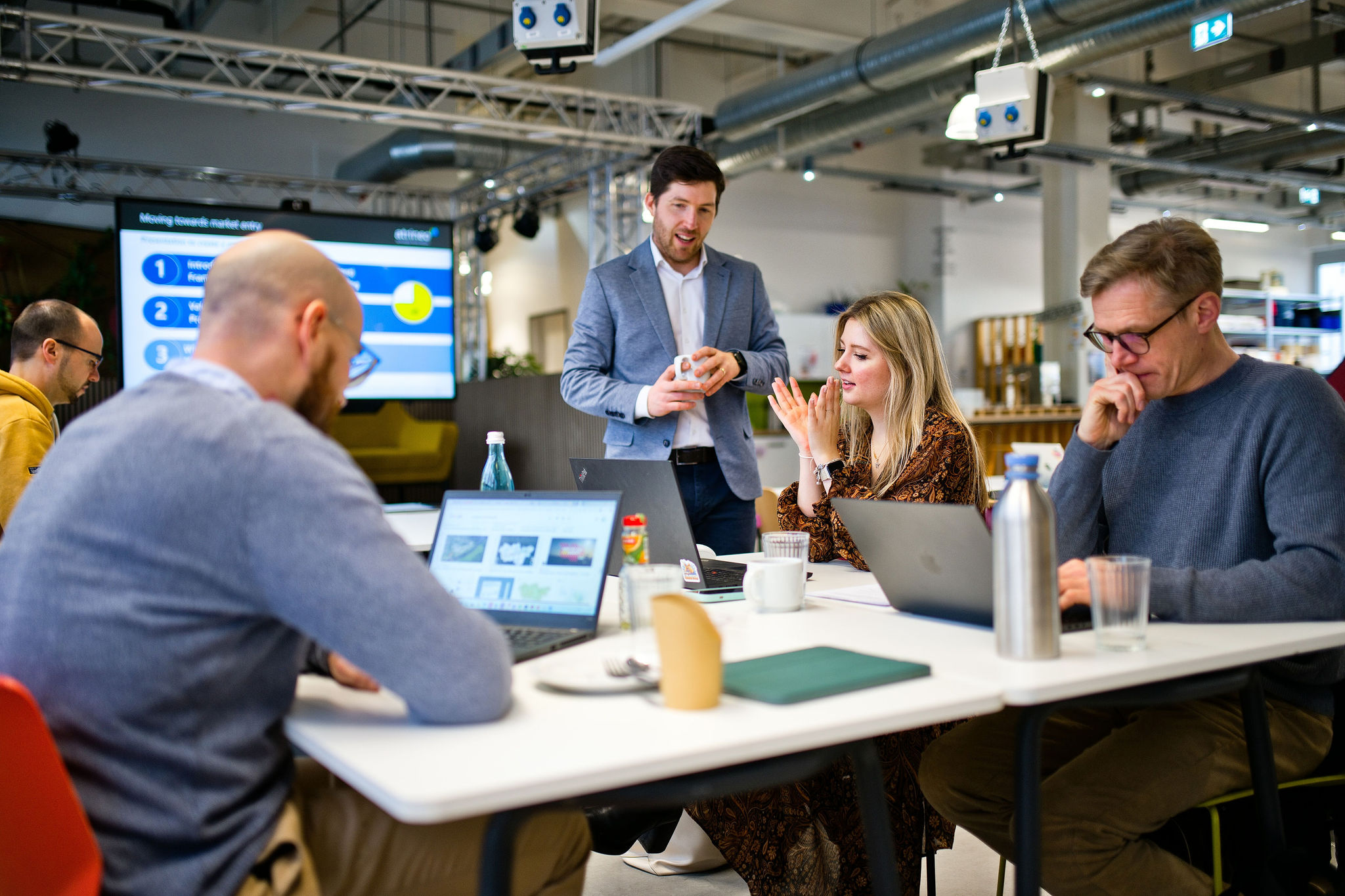 Business Developer Workshop Wissenschaftler*innen unterhalten sich während eines Workshops im RUB-Makerspace