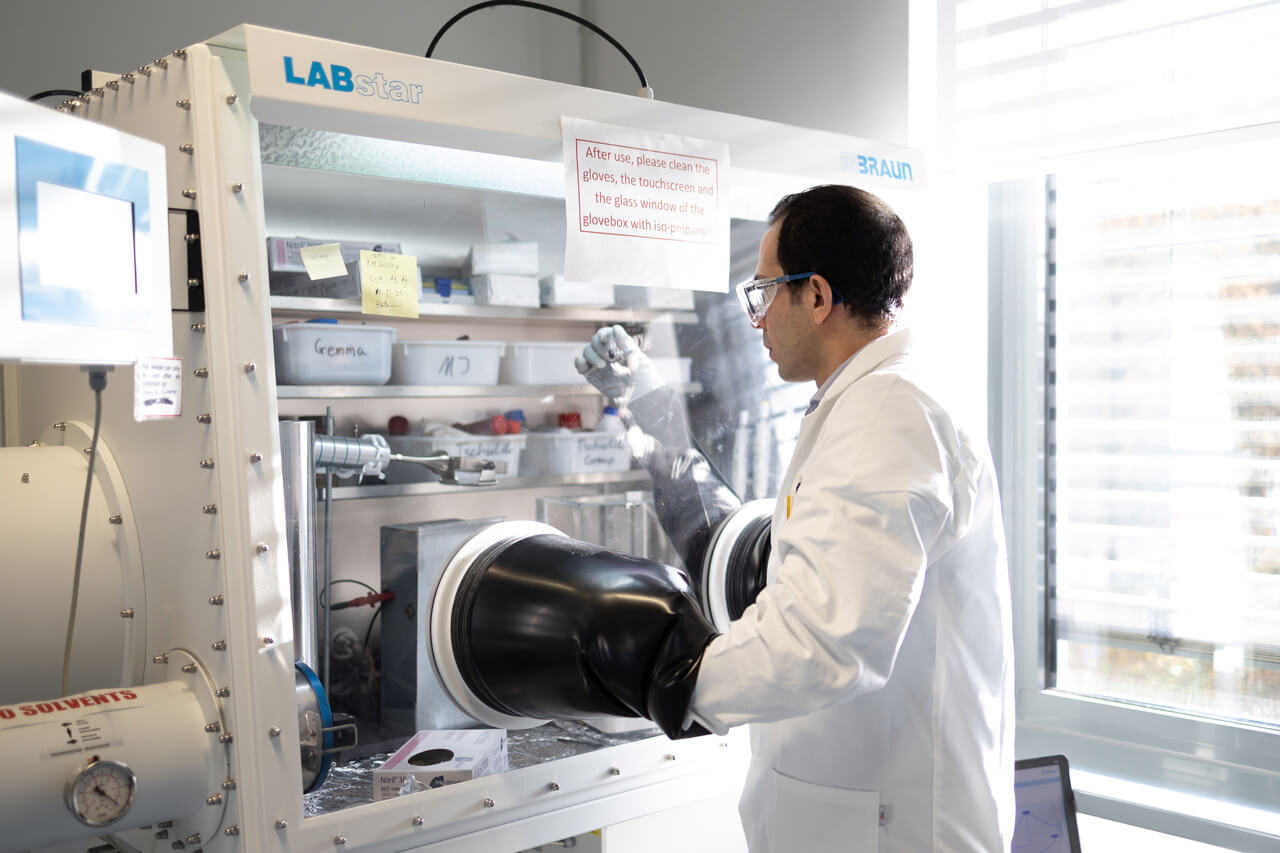 Mann steht an einer Maschine im Chemie-Labor.